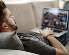 Benefits and drawbacks of watching movies online 